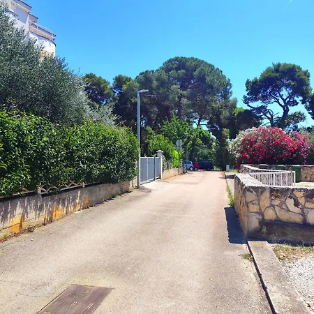 Karmela - Private Parking 扎达尔