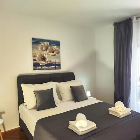 Karmela - Private Parking 扎达尔